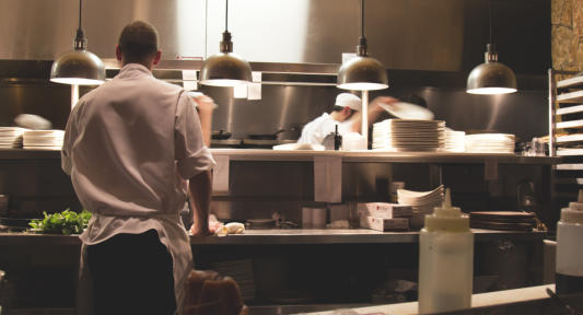 Gebäude und GASTRO Bereiche von TOUR GREEN